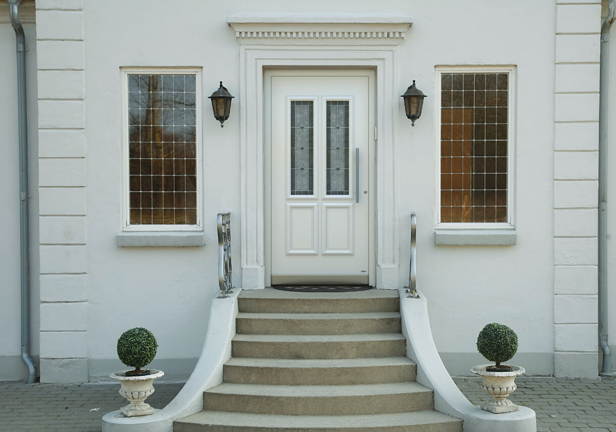 Portes d'entrée de couleur blanche neutre